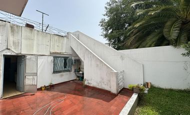 Casa en berazategui con 3 construcciones. ideal inversor emprendimiento