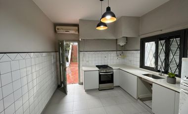 Casa en berazategui con 3 construcciones. ideal inversor emprendimiento