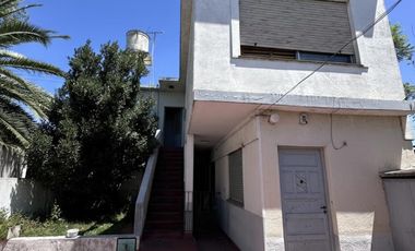 Casa en berazategui con 3 construcciones. ideal inversor emprendimiento