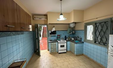 Casa en berazategui con 3 construcciones. ideal inversor emprendimiento