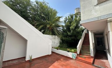 Casa en berazategui con 3 construcciones. ideal inversor emprendimiento
