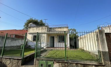 Casa en berazategui con 3 construcciones. ideal inversor emprendimiento