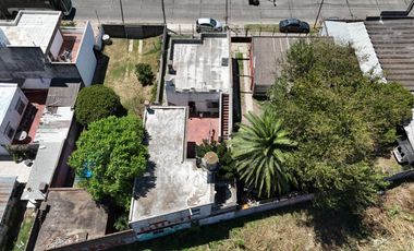 Casa en berazategui con 3 construcciones. ideal inversor emprendimiento