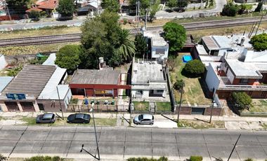 Casa en berazategui con 3 construcciones. ideal inversor emprendimiento