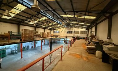 Depósito industrial premium con doble frente, salida a dos calles y T3 – Lanús Oeste