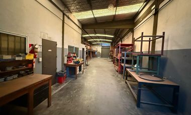 Depósito industrial premium con doble frente, salida a dos calles y T3 – Lanús Oeste