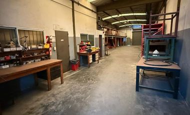 Depósito industrial premium con doble frente, salida a dos calles y T3 – Lanús Oeste