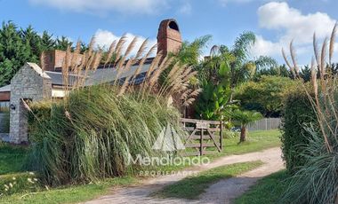 Casa quinta 3 ambientes con amplio parque y pileta / Cte. N. Otamendi