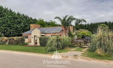 Casa quinta 3 ambientes con amplio parque y pileta / Cte. N. Otamendi