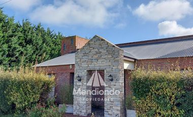 Casa quinta 3 ambientes con amplio parque y pileta / Cte. N. Otamendi