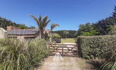 Casa quinta 3 ambientes con amplio parque y pileta / Cte. N. Otamendi