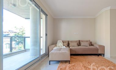 VENTA DEPARTAMENTO SEMIPISO A ESTRENAR DE TRES DORMITORIOS BALCON COCHERA Y AMENITIES EN ZONA RIO