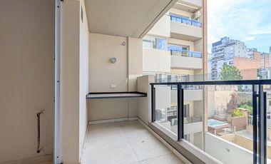 VENTA DEPARTAMENTO SEMIPISO A ESTRENAR DE TRES DORMITORIOS BALCON COCHERA Y AMENITIES EN ZONA RIO