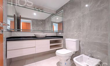 VENTA DEPARTAMENTO SEMIPISO A ESTRENAR DE TRES DORMITORIOS BALCON COCHERA Y AMENITIES EN ZONA RIO