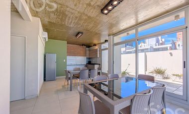 VENTA DEPARTAMENTO SEMIPISO A ESTRENAR DE TRES DORMITORIOS BALCON COCHERA Y AMENITIES EN ZONA RIO