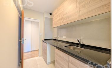 VENTA DEPARTAMENTO SEMIPISO A ESTRENAR DE TRES DORMITORIOS BALCON COCHERA Y AMENITIES EN ZONA RIO