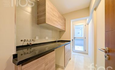 VENTA DEPARTAMENTO SEMIPISO A ESTRENAR DE TRES DORMITORIOS BALCON COCHERA Y AMENITIES EN ZONA RIO