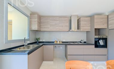 VENTA DEPARTAMENTO SEMIPISO A ESTRENAR DE TRES DORMITORIOS BALCON COCHERA Y AMENITIES EN ZONA RIO