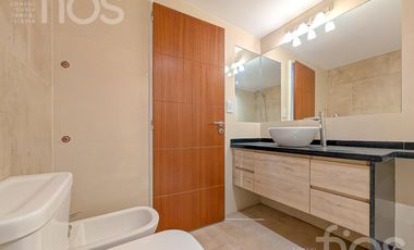 VENTA DEPARTAMENTO SEMIPISO A ESTRENAR DE TRES DORMITORIOS BALCON COCHERA Y AMENITIES EN ZONA RIO