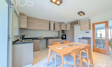 VENTA DEPARTAMENTO SEMIPISO A ESTRENAR DE TRES DORMITORIOS BALCON COCHERA Y AMENITIES EN ZONA RIO