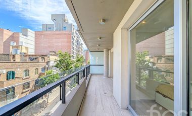 VENTA DEPARTAMENTO SEMIPISO A ESTRENAR DE TRES DORMITORIOS BALCON COCHERA Y AMENITIES EN ZONA RIO