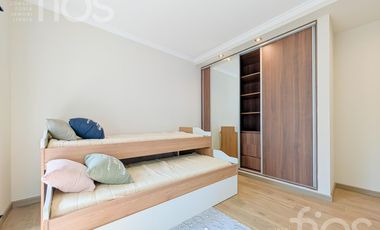 VENTA DEPARTAMENTO SEMIPISO A ESTRENAR DE TRES DORMITORIOS BALCON COCHERA Y AMENITIES EN ZONA RIO
