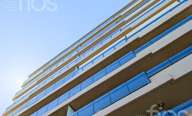 VENTA DEPARTAMENTO SEMIPISO A ESTRENAR DE TRES DORMITORIOS BALCON COCHERA Y AMENITIES EN ZONA RIO