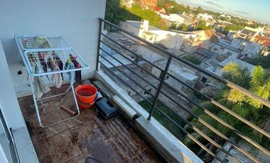 Departamento de ambiente y medio con altillo al contrafrente en Venta en Sarandí