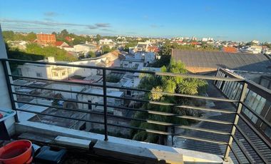 Departamento de ambiente y medio con altillo al contrafrente en Venta en Sarandí