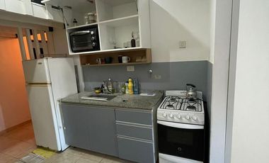 Departamento de ambiente y medio con altillo al contrafrente en Venta en Sarandí