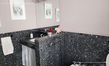 Casa - Quilmes 4 amb Excelente estado en Residencial Exclusivo.