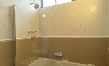 Excelente Casa c/Parrilla  y Deposito ,Taller en Planta baja Lanús Este!