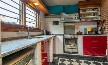 Excelente Casa c/Parrilla  y Deposito ,Taller en Planta baja Lanús Este!