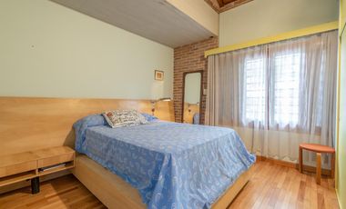 Excelente Casa c/Parrilla  y Deposito ,Taller en Planta baja Lanús Este!