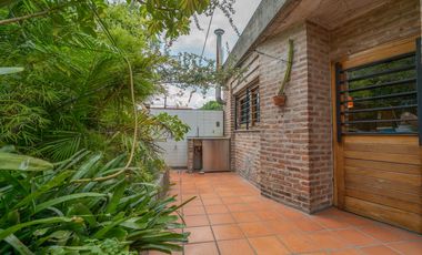 Excelente Casa c/Parrilla  y Deposito ,Taller en Planta baja Lanús Este!