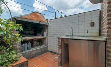 Excelente Casa c/Parrilla  y Deposito ,Taller en Planta baja Lanús Este!