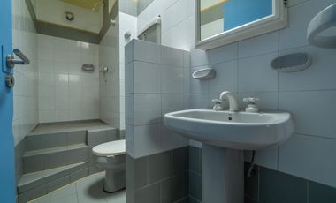 Excelente Casa c/Parrilla  y Deposito ,Taller en Planta baja Lanús Este!