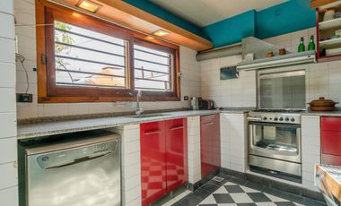 Excelente Casa c/Parrilla  y Deposito ,Taller en Planta baja Lanús Este!