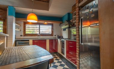 Excelente Casa c/Parrilla  y Deposito ,Taller en Planta baja Lanús Este!