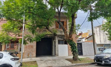 Excelente Casa c/Parrilla  y Deposito ,Taller en Planta baja Lanús Este!