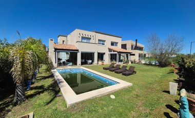 Venta de Casa en  Barrio Vistas puertos del lago 5 ambientes