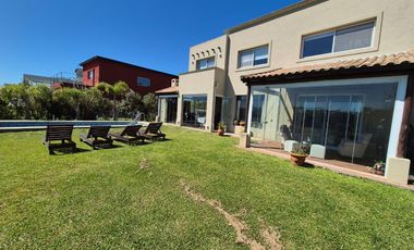 Venta de Casa en  Barrio Vistas puertos del lago 5 ambientes