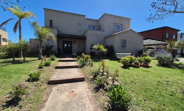 Venta de Casa en  Barrio Vistas puertos del lago 5 ambientes