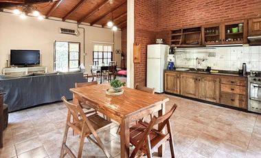 Calida Casa Estilo Chalet en Venta -Chacras de Benitez-