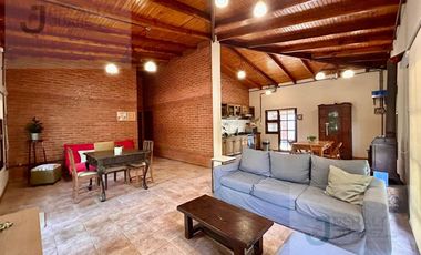 Calida Casa Estilo Chalet en Venta -Chacras de Benitez-