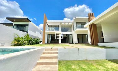 Casa En Venta En Lagos Del Sol Frente A Laguna