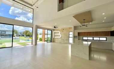 Casa En Venta En Lagos Del Sol Frente A Laguna