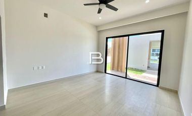 Casa En Venta En Lagos Del Sol Frente A Laguna