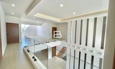 Casa En Venta En Lagos Del Sol Frente A Laguna