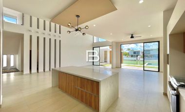 Casa En Venta En Lagos Del Sol Frente A Laguna